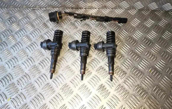 Skoda Fabia Mk2 (5J) Fuel injectors set 0414720215 038130073AG 045971803