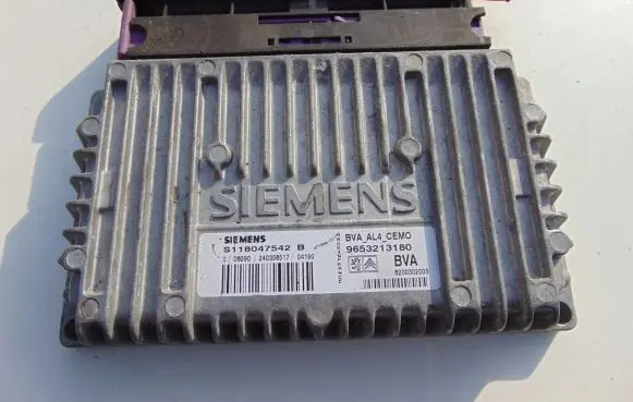 Peugeot 206 Engine control unit/module 9653213180 S118047542B