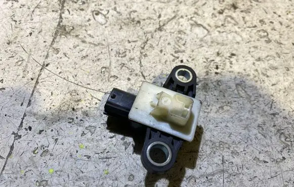 Nissan Leaf I (ZE0) Airbag deployment crash/impact sensor 988363TA0A 03082016