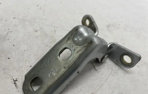 Opel Mokka X Rear door lower hinge A046057