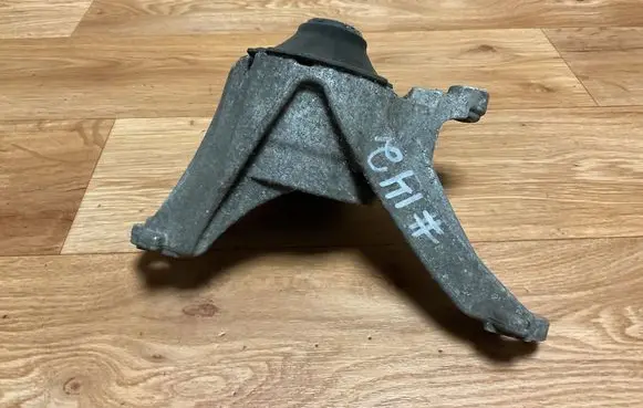 Honda Civic Engine mount bracket