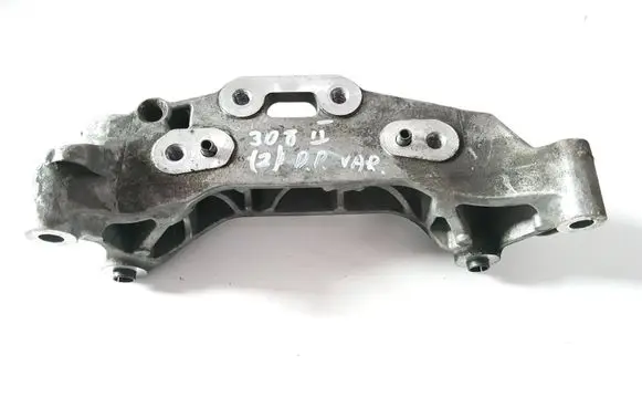 Peugeot 308 Engine mounting bracket 9674960380