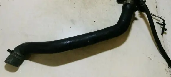 Volkswagen Golf III Engine coolant pipe/hose 068121133ae