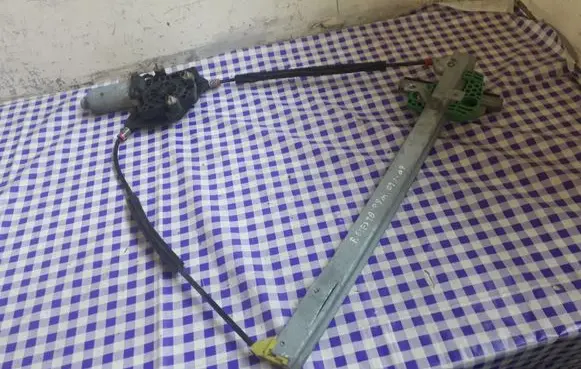 Ford Fiesta Front door window regulator with motor