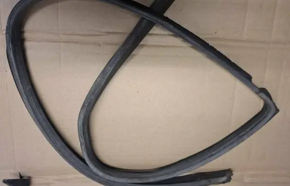 Mercedes-Benz W123 Rubber seal front door (on door) 