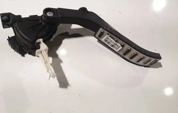 Accelerator throttle pedal