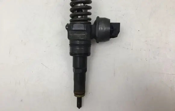 Volkswagen Golf V Fuel injector 038130073AG