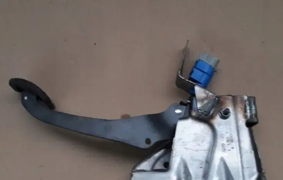Dacia Logan II Clutch pedal 465031703R