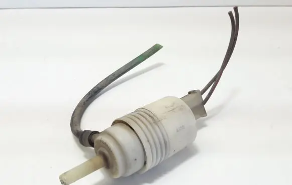 Volkswagen PASSAT B3 Windscreen/windshield washer pump 171955651