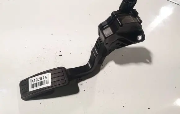 Accelerator throttle pedal
