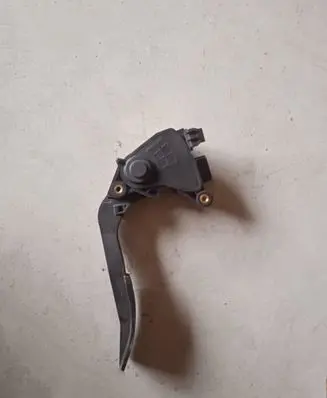 Nissan Juke I F15 Accelerator throttle pedal 180021KMOB