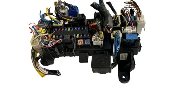 Suzuki Grand Vitara II Fuse module 3861084F21 0665005591