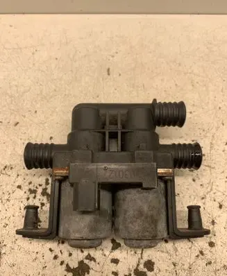 BMW 5 E39 Coolant heater control valve 1147412137 8374995