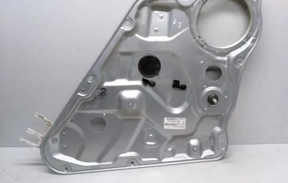 Rear door manual window regulator