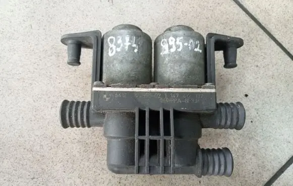 BMW 5 E39 Coolant heater control valve 8374995