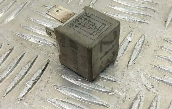 Volkswagen PASSAT B5.5 Other relay 443951253