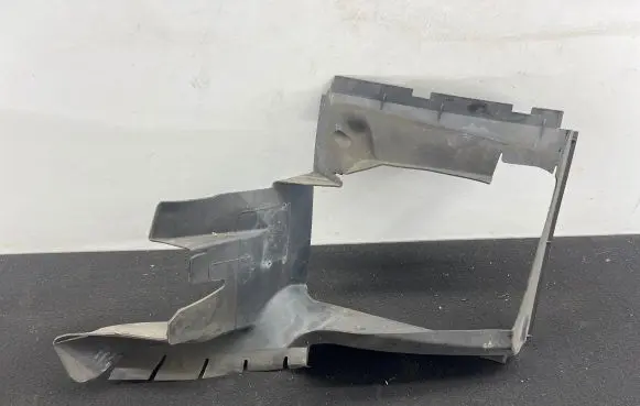 Audi Q7 4L Intercooler air channel guide 4L0117335B