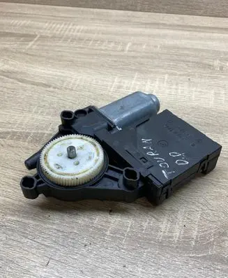 Volkswagen Touran I Front door window regulator motor 1K0959792C 1T0959702