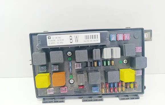 Opel Astra H Fuse module 13145043