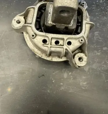 BMW 5 F10 F11 Engine mount bracket 6777365