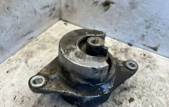 Honda FR-V Engine mount bracket KKA2