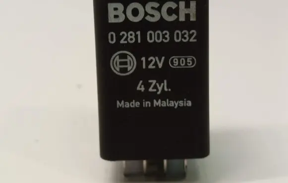 Volkswagen PASSAT B6 Glow plug pre-heat relay 038907281B 0281003032