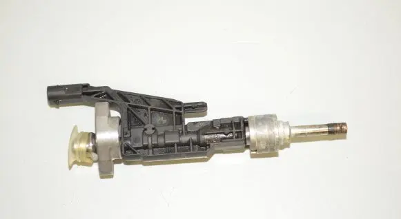 BMW 5 G30 G31 Fuel injector 8656548 13538656548