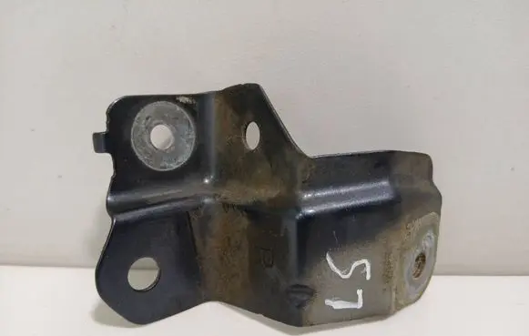 Honda CR-V Fender mounting bracket