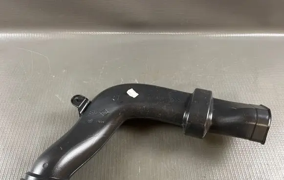 Renault Captur Air intake duct part 687812713R