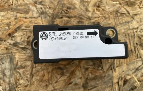 Volkswagen PASSAT B5 Airbag deployment crash/impact sensor 1J0909606N