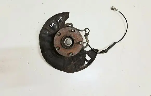 Toyota Corolla Verso AR10 Front wheel hub