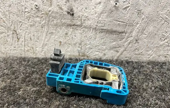 BMW 7 G11 G12 Radiator mount bracket 8632140