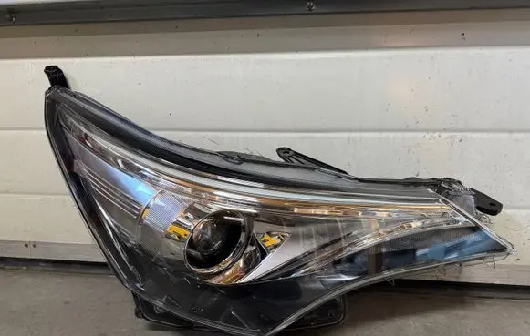 Toyota Avensis T270 Headlight/headlamp 0547