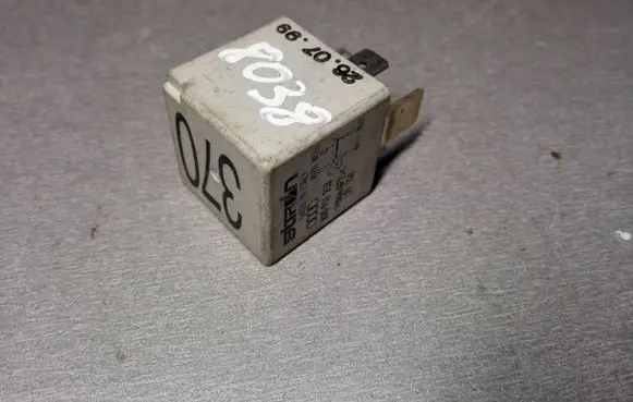 Volkswagen PASSAT B5.5 Other relay 8D0951253
