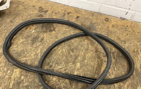 BMW 1 F20 F21 Rear door rubber seal (on body) 7240834