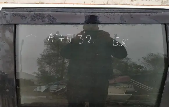 Nissan X-Trail T30 Rear door window glass