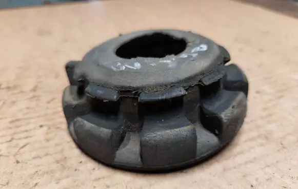 Jeep Grand Cherokee (WJ) Front coil spring rubber mount 