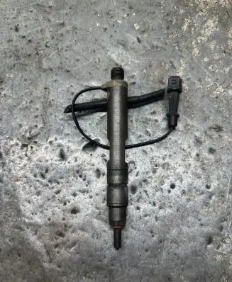 Volkswagen PASSAT B5 Fuel injector 028130201J
