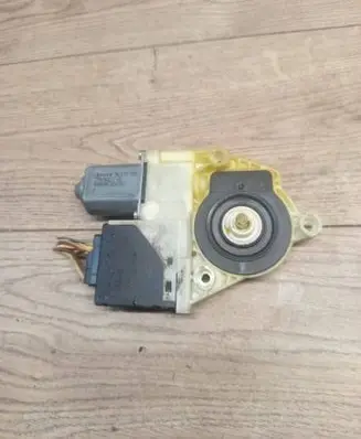 Skoda Octavia Mk2 (1Z) Rear door window regulator motor 1K0959794 965128101 090609