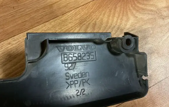Volvo V70 Engine cover (trim) 8658235
