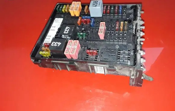 Volkswagen Golf V Fuse module 1K0937124K 014189861