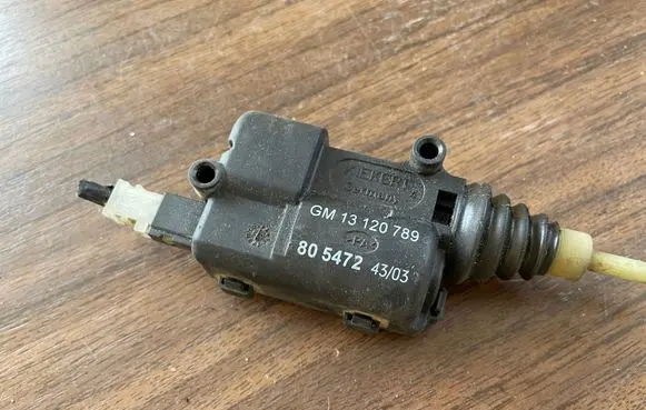 Opel Corsa C Fuel tank cap lock 13120789