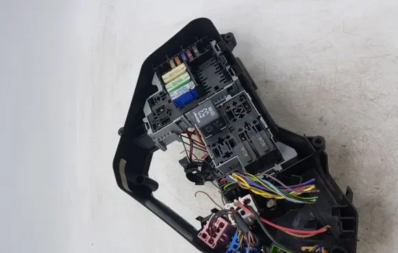 Volkswagen Touareg I Fuse module 7L0937615