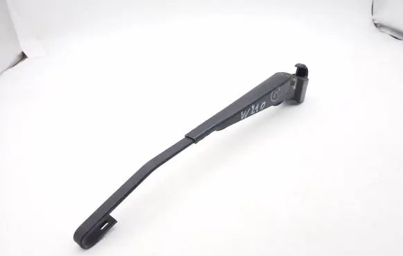 Rear wiper blade arm