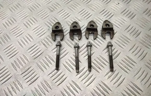 Volvo V70 Fuel Injector clamp holder 