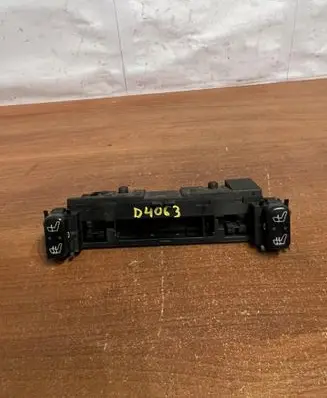 Mercedes-Benz E W210 Seat heating switch 2108200151 D4063