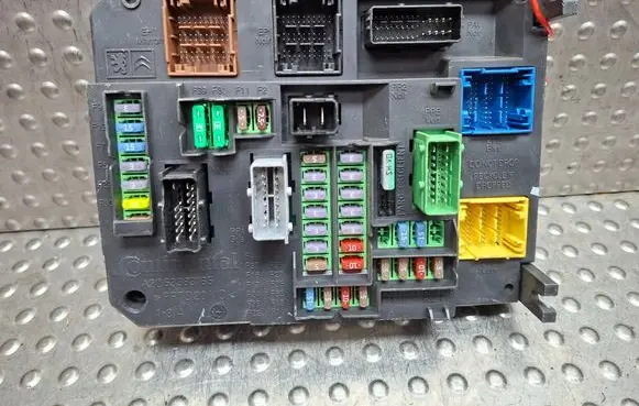 Citroen C4 II Fuse module S26312555 9806687980 A2C53383165