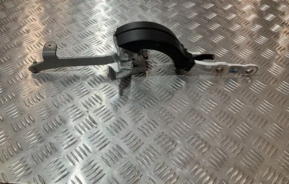 BMW 5 G30 G31 G38 Tailgate hinge 7390414