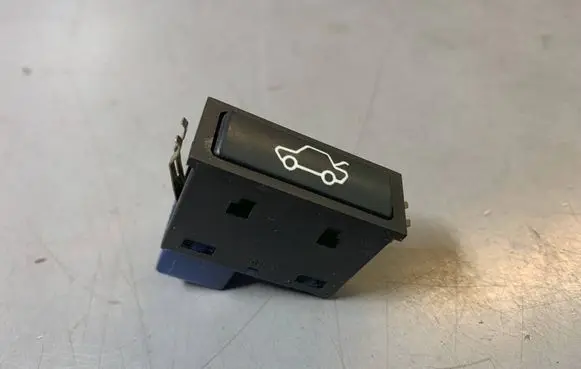 BMW 5 E39 Tailgate opening switch 8365579 61318365579
