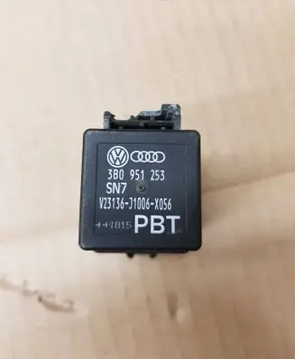 Volkswagen Golf VII Glow plug pre-heat relay 3B0951253 V23136J1006X056